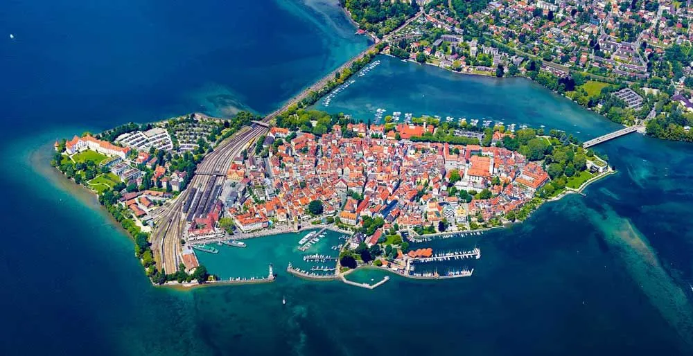 Lindau im Bodensee – Luftbild der malerischen Inselstadt mit Altstadt und Hafen, nahe der Therme Lindau