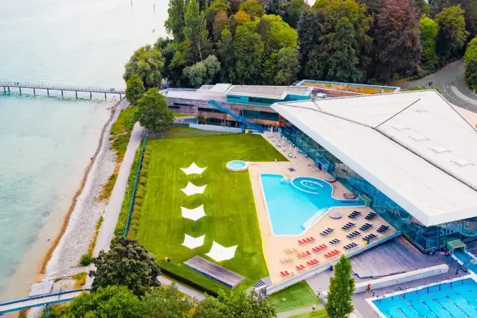 Konstanz Therme Außenbereich am Bodensee mit Thermalwasser und Seeblick in Baden-Württemberg