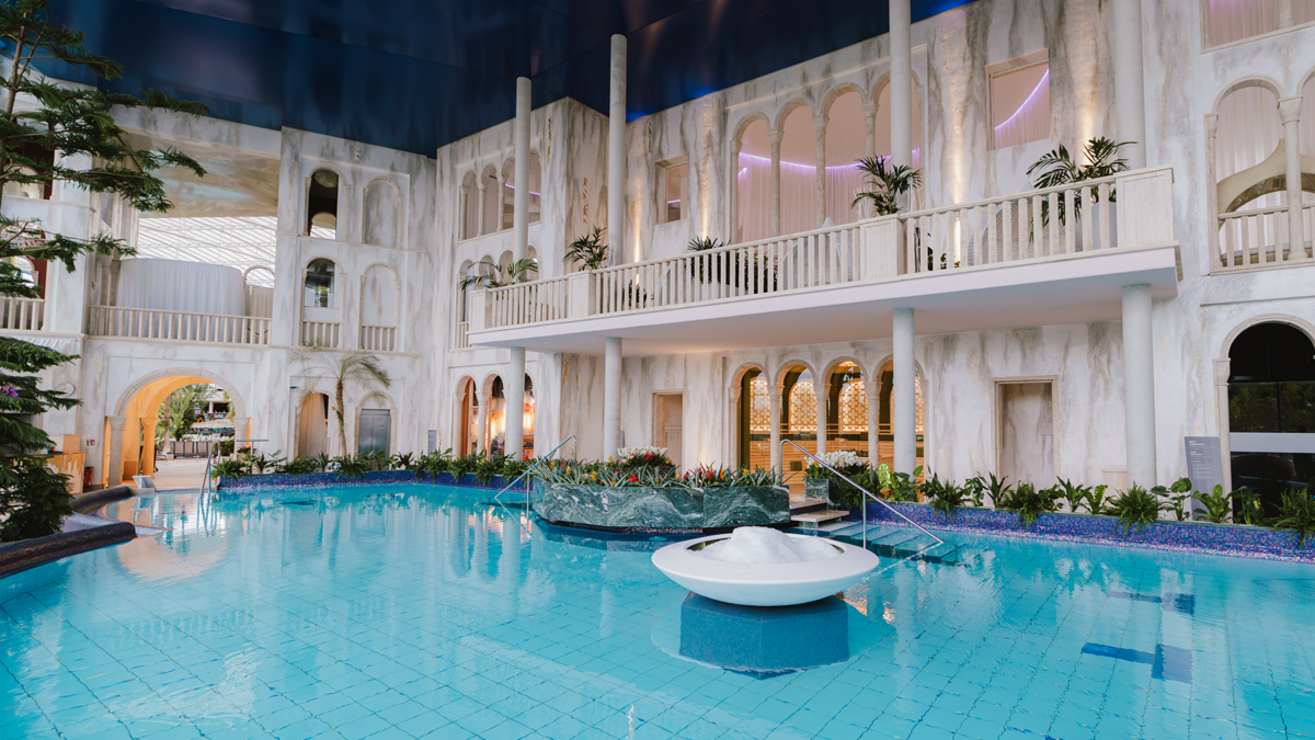 Großes Thermalbad-Innenbecken mit mediterraner Marmorarchitektur, Balkonen und exotischen Pflanzen in Süddeutschland