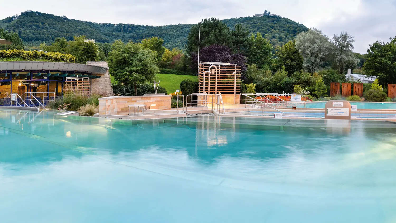 Beuren Therme Außenbecken mit Blick auf die Schwäbische Alb und Burg Hohenneuffen in Bad Beuren