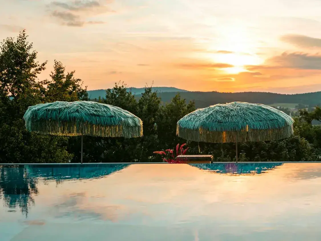Beste Therme Süddeutschland – Saunalandschaft mit Ruheliegen in der Abendsonne