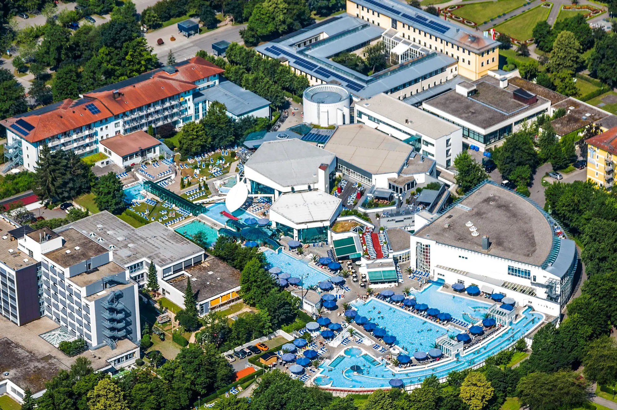 Europatherme Bad Füssing – Luftbild der Thermenanlage mit großen Außenbecken, Liegewiesen und Kurgebäuden in Niederbayern