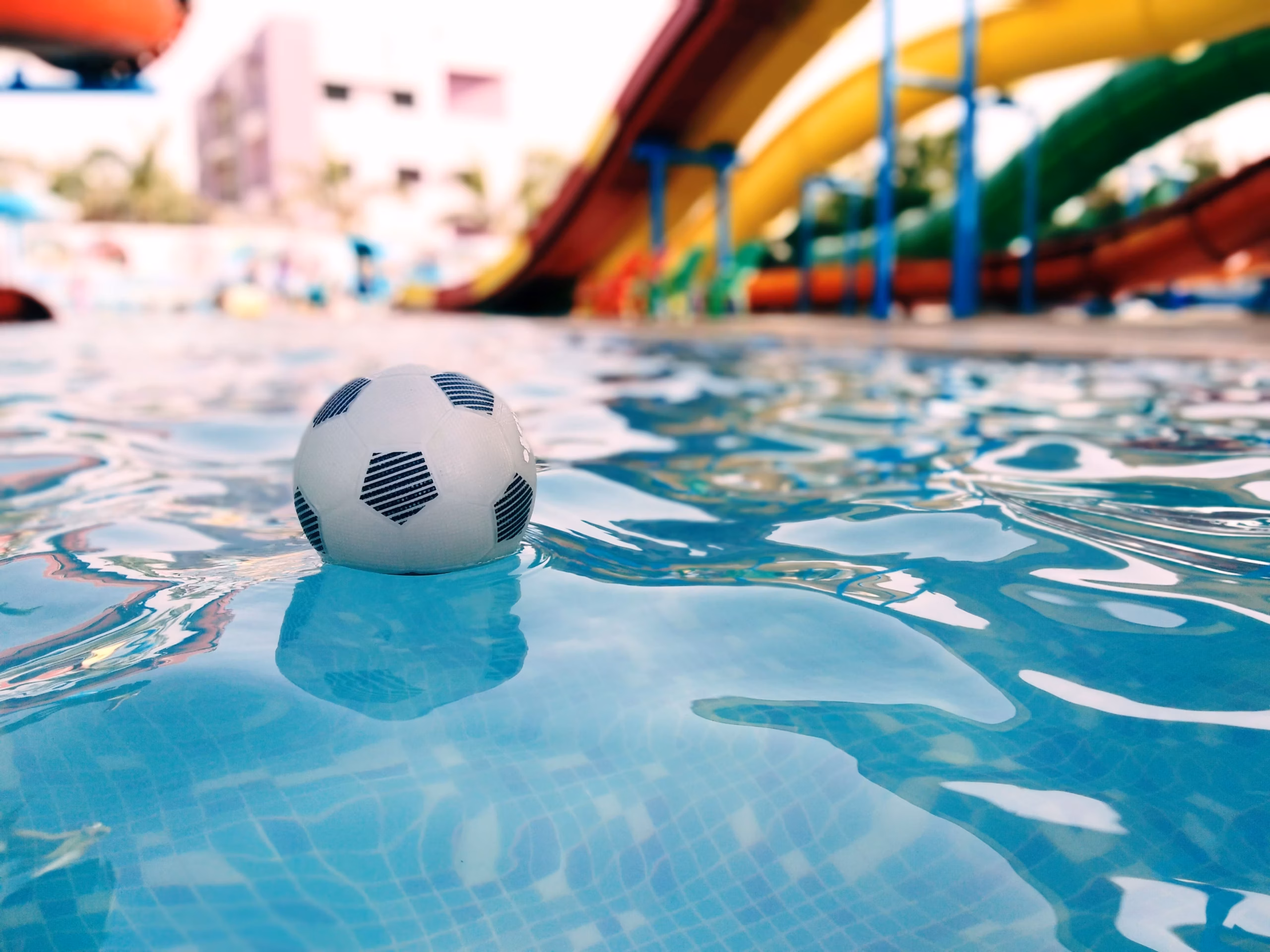 Therme mit Kinderbecken und Rutschen
